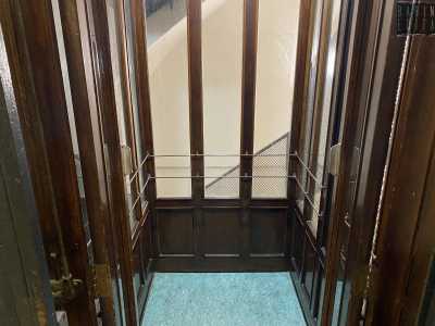 ...con decorazioni interne in ottone